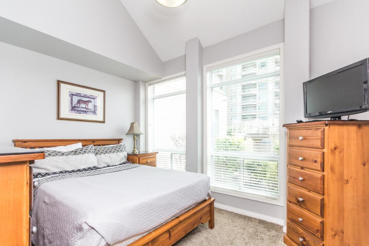 Sunset Waterfront Resort By Discover Kelowna Resort Accommodations Экстерьер фото