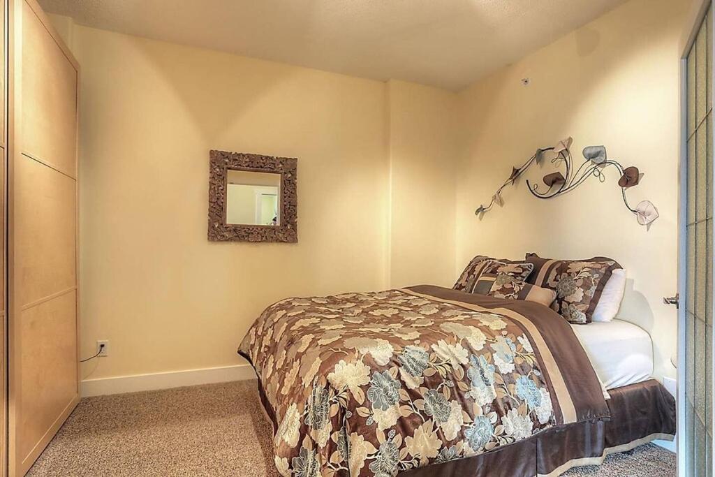 Sunset Waterfront Resort By Discover Kelowna Resort Accommodations Экстерьер фото